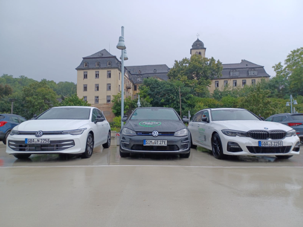 VW Golf und BMW 3er der Fahrschule vor der Kurfürstlichen Burg in Boppard